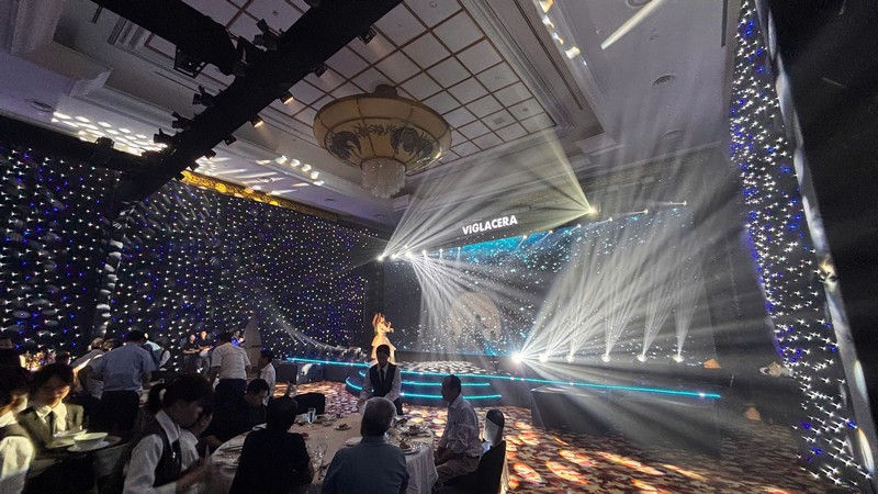 Hiệu ứng đèn beam tạo các chùm sáng nổi bật phía trên sân khấu. sai-gon-light-event-to-chuc-tron-goi-su-kien-chuyen-nghiep_1