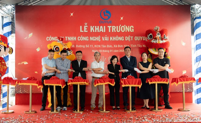 bo-cat-bang-khai-truong-mau-do-cho-doanh-nghiep.