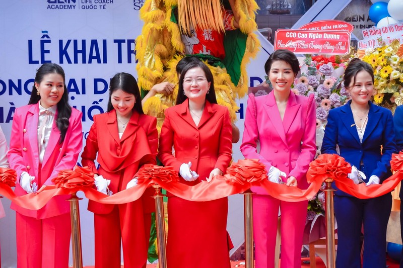 Bộ cắt băng khai trương tone màu đỏ khoanh-khac-cat-bang-khai-truong-nha-may-amphenol