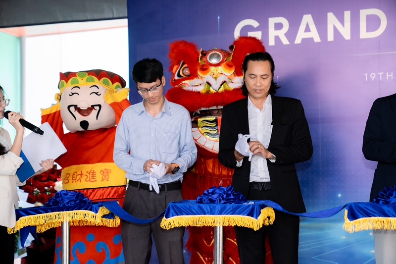 khoanh-khac-cat-bang-khai-truong-nha-may-amphenol