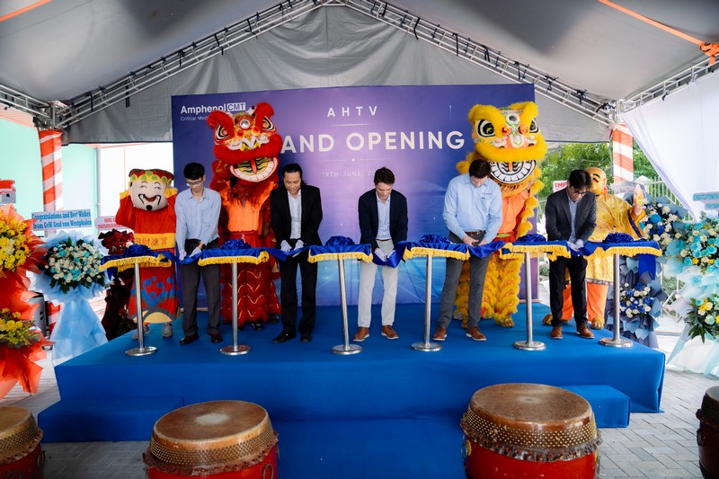 khoanh-khac-cat-bang-khai-truong-nha-may-amphenol