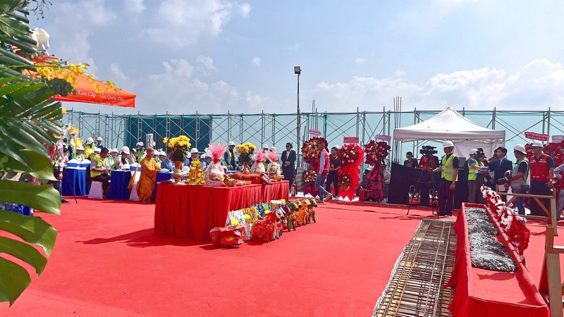 Khu bàn lễ kết hợp sân khấu và backdrop trong bố cục chương trình. ban-le-va-san-khau-nghi-thuc-cat-noc-the-win-city.jpg_6.jpg