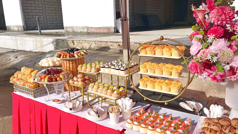 Bàn teabreak phục vụ cho khách mời tại khu vực check-in ban-teabreak-danh-cho-khach-moi-tai-su-kien.jpg