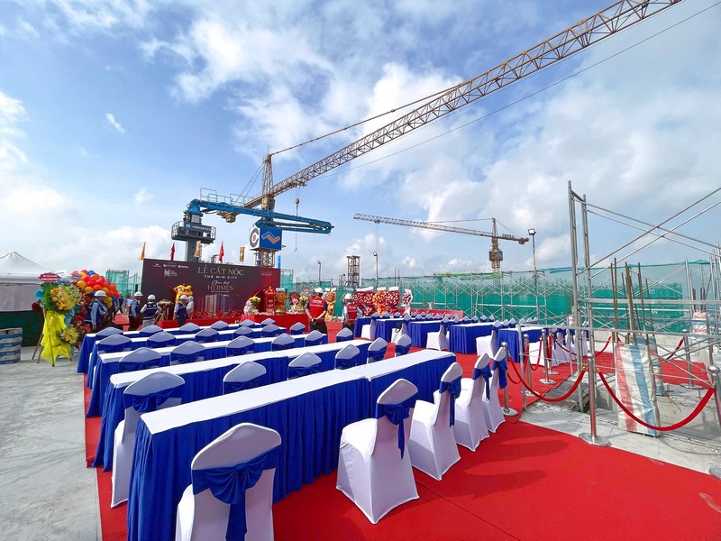 Bàn ghế, sân khấu và backdrop phục vụ lễ cất nóc The Win City. bo-tri-ban-ghe-khach-moi-le-cat-noc-the-win-city_5.jpg