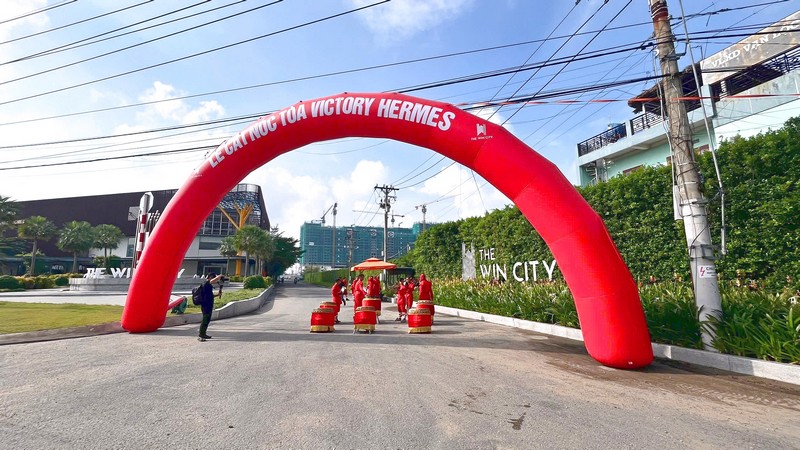Cổng hơi đỏ chào mừng lễ cất nóc tháp Victory Hermes tại The Win City. cong-hoi-chao-mung-le-cat-noc-the-win-city_1.jpg
