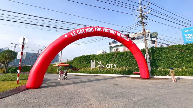 Khu đón khách trước cổng lễ cất nóc cong-hoi-chao-mung-le-cat-noc-the-win-city_3.jpg