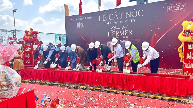 Khoảnh khắc nghi thức trong chương trình cất nóc The Win City. dai-bieu-thuc-hien-nghi-thuc-cat-noc-the-win-city.jpg_5.jpg