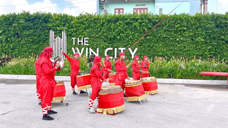 Đội trống hội biểu diễn chào mừng khách tại The Win City. doi-lan-don-khach-tai-du-an-the-win-city_8.jpg