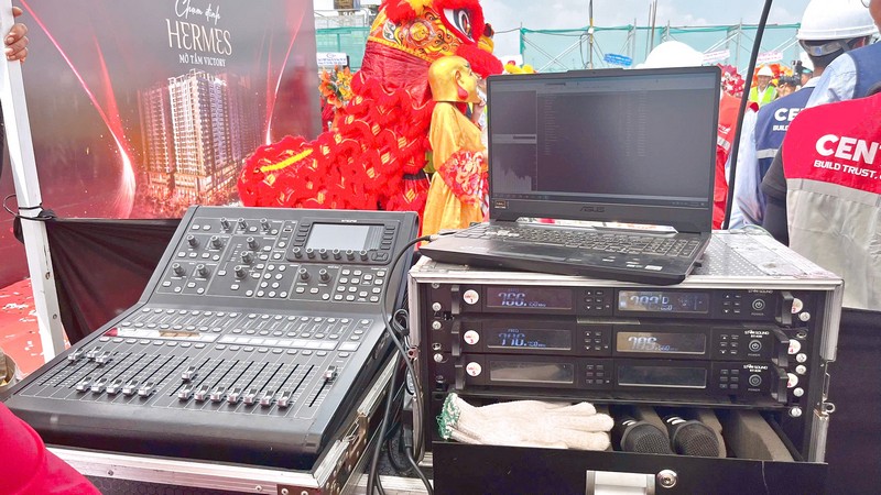 Bàn điều khiển và bộ thiết bị âm thanh tại lễ cất nóc The Win City. he-thong-am-thanh-le-cat-noc-the-win-city_2.jpg