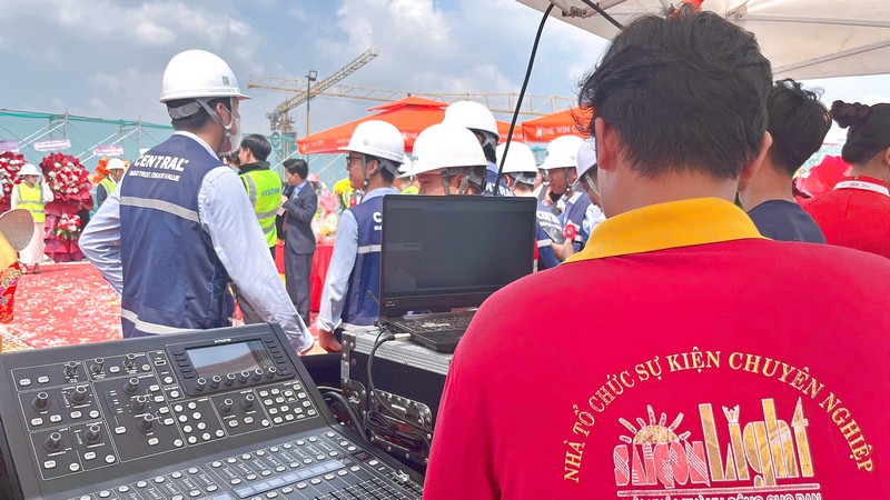 Kỹ thuật viên Sài Gòn Light Event vận hành âm thanh tại The Win City. he-thong-am-thanh-le-cat-noc-the-win-city_5.jpg