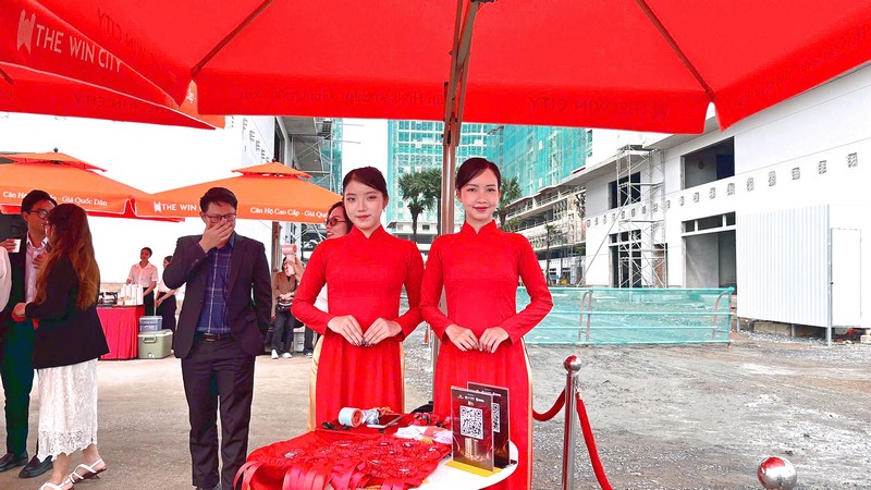 Khu tiếp đón kết hợp bàn phục vụ và nhân sự lễ tân. pg-le-tan-don-khach-le-cat-noc-the-win-city.jpg