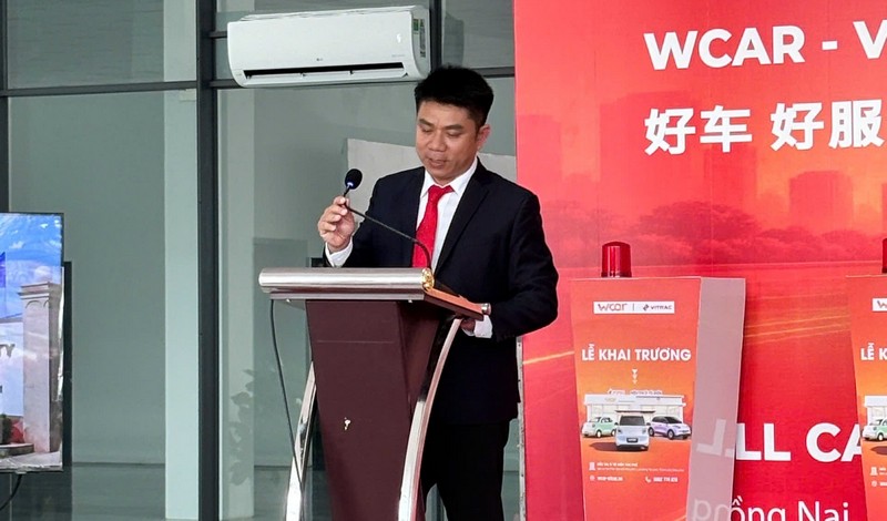 Đại biểu phát biểu tại lễ khai trương Trung tâm Trải nghiệm Xe Năng Lượng Mới WCAR – VITRAC tại Đồng Nai sai-gon-light-event-to-chuc-tron-goi-le-khai-truong-sieu-thi-oto-tai-dong-nai_1