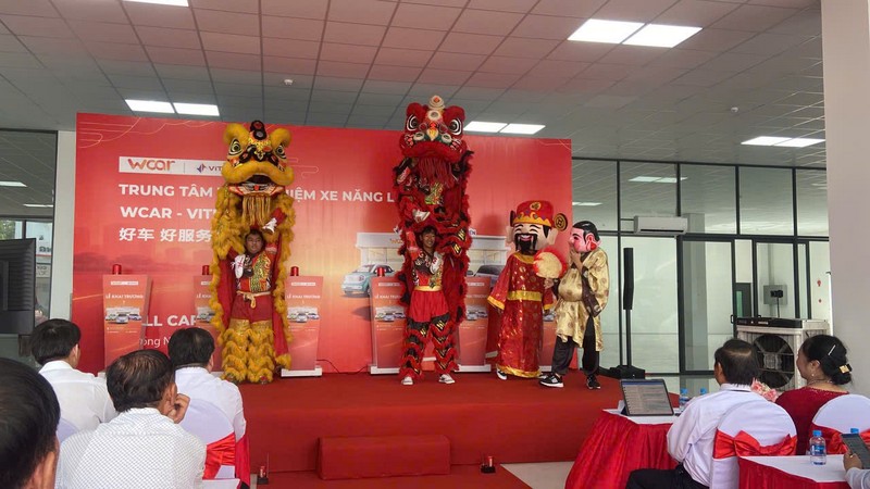 Tiết mục múa lân tại lễ khai trương Trung tâm Trải nghiệm Xe Năng Lượng Mới WCAR – VITRAC sai-gon-light-event-to-chuc-tron-goi-le-khai-truong-sieu-thi-oto-tai-dong-nai_17