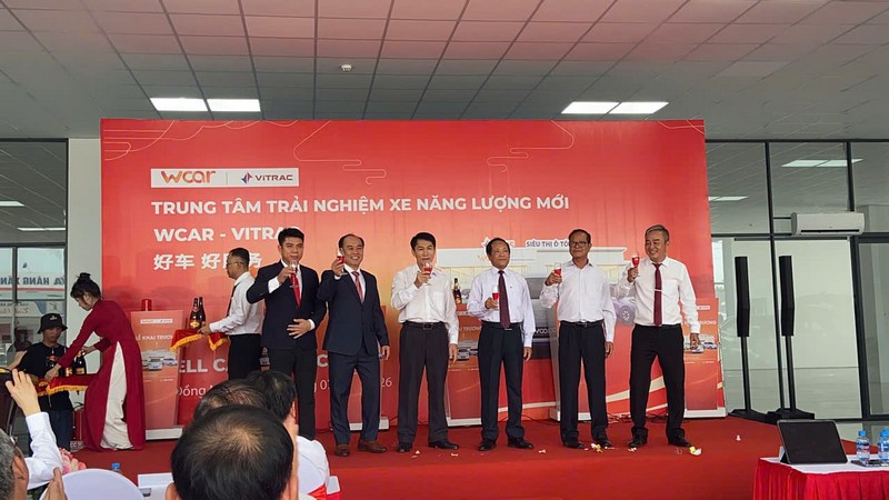 Đại diện doanh nghiệp cùng các đại biểu thực hiện nghi thức khui rượu chúc mừng sai-gon-light-event-to-chuc-tron-goi-le-khai-truong-sieu-thi-oto-tai-dong-nai_2