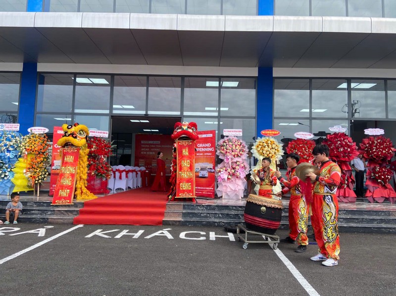 Khu vực đón khách với thảm đỏ chuyên nghiệp sai-gon-light-event-to-chuc-tron-goi-le-khai-truong-sieu-thi-oto-tai-dong-nai_24