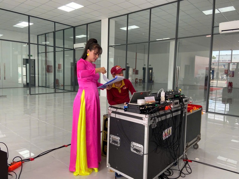 Đội ngũ Sài Gòn Light Event phối hợp điều phối, kỹ thuật và giám sát xuyên suốt chương trình, đảm bảo các hạng mục được triển khai đúng tiến độ và kịch bản. sai-gon-light-event-to-chuc-tron-goi-le-khai-truong-sieu-thi-oto-tai-dong-nai_31