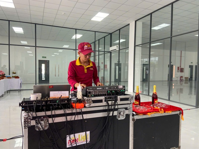 Hệ thống mixer giúp kiểm soát chất lượng âm thanh trong toàn bộ chương trình. sai-gon-light-event-to-chuc-tron-goi-le-khai-truong-sieu-thi-oto-tai-dong-nai_33