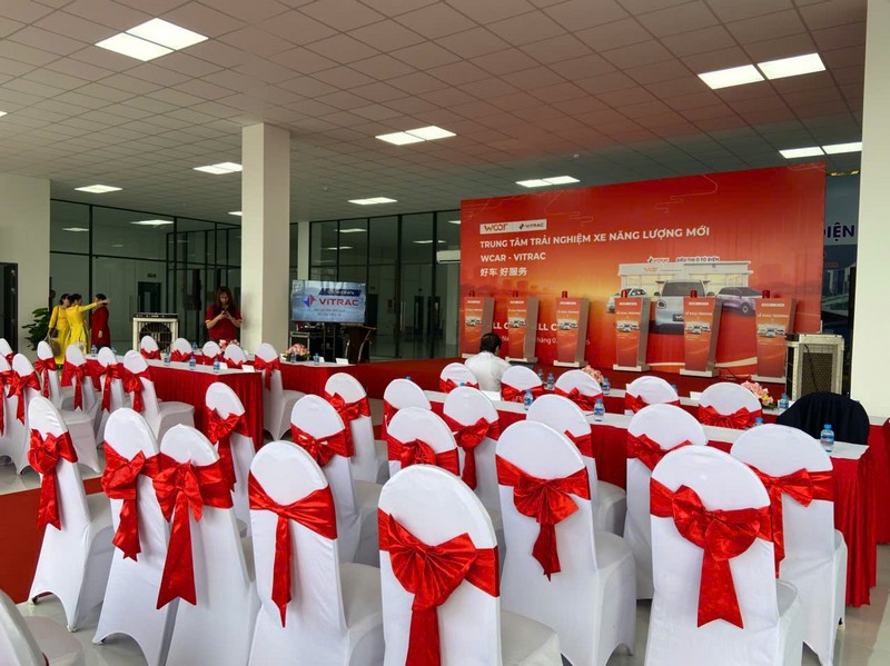 Không gian sự kiện được trang trí đồng bộ theo tone đỏ sai-gon-light-event-to-chuc-tron-goi-le-khai-truong-sieu-thi-oto-tai-dong-nai_47