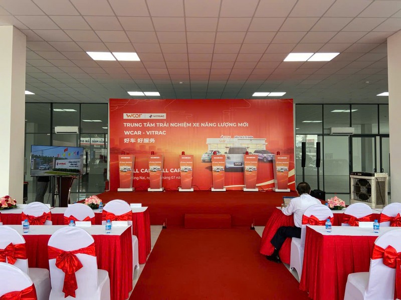 Khu vực sân khâu và bàn ghế dành cho khách mời sai-gon-light-event-to-chuc-tron-goi-le-khai-truong-sieu-thi-oto-tai-dong-nai_48