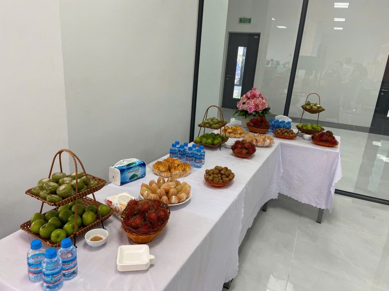 Khu vực Tea Break được chuẩn bị chu đáo với nhiều loại bánh và thức uống, phục vụ khách mời trong suốt chương trình khai trương. sai-gon-light-event-to-chuc-tron-goi-le-khai-truong-sieu-thi-oto-tai-dong-nai_49