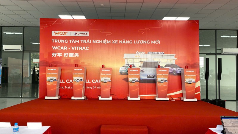 Khu vực sân khấu cùng bục nhấn nút khai trương sai-gon-light-event-to-chuc-tron-goi-le-khai-truong-sieu-thi-oto-tai-dong-nai_50