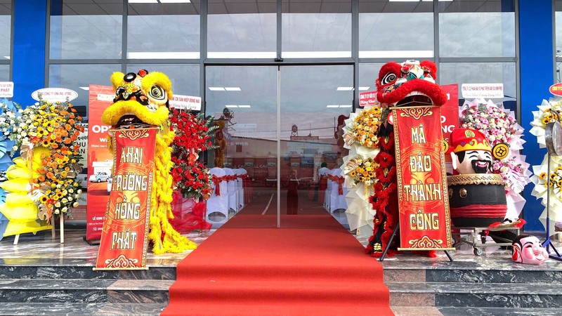Khu vực đón khách được bố trí gọn gàng, tạo không gian chuyên nghiệp và thuận tiện sai-gon-light-event-to-chuc-tron-goi-le-khai-truong-sieu-thi-oto-tai-dong-nai_52