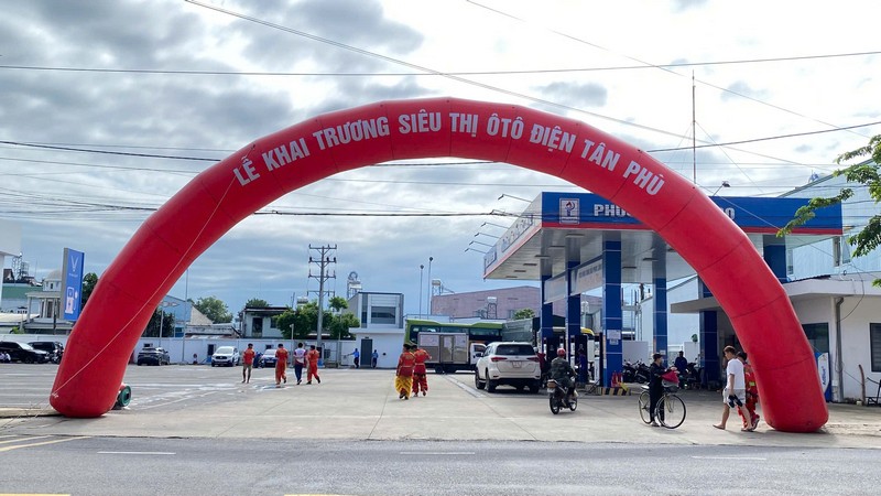 Cổng hơi được lắp đặt nổi bật tại khu vực lối vào, góp phần tăng nhận diện thương hiệu và tạo không khí trang trọng cho lễ khai trương. sai-gon-light-event-to-chuc-tron-goi-le-khai-truong-sieu-thi-oto-tai-dong-nai_53
