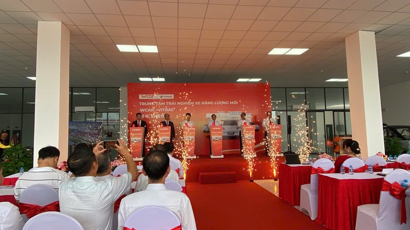 Nghi thức nhấn nút khai trương Trung tâm Trải nghiệm Xe Năng Lượng Mới WCAR – VITRAC tại Đồng Nai sai-gon-light-event-to-chuc-tron-goi-le-khai-truong-sieu-thi-oto-tai-dong-nai_6