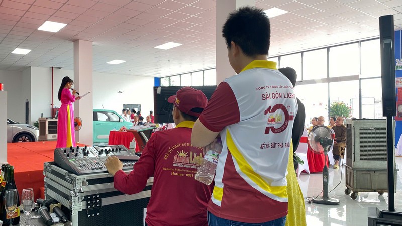 Đội ngũ kỹ thuật theo dõi và điều chỉnh hệ thống âm thanh xuyên suốt chương trình. sai-gon-light-event-to-chuc-tron-goi-le-khai-truong-sieu-thi-oto-tai-dong-nai_62