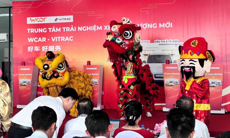 Tiết mục múa lân tại lễ khai trương Trung tâm Trải nghiệm Xe Năng Lượng Mới WCAR – VITRAC sai-gon-light-event-to-chuc-tron-goi-le-khai-truong-sieu-thi-oto-tai-dong-nai_69