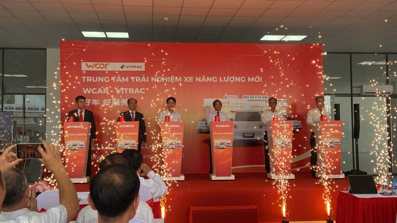 Hiệu ứng pháo điện đồng loạt kích hoạt ngay khi các đại biểu thực hiện nghi thức nhấn nút, tạo điểm nhấn ấn tượng sai-gon-light-event-to-chuc-tron-goi-le-khai-truong-sieu-thi-oto-tai-dong-nai_7