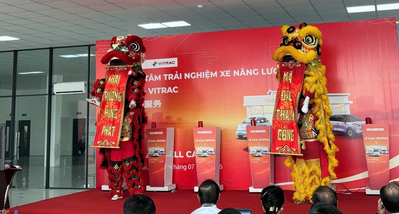 Tiết mục múa lân tại lễ khai trương Trung tâm Trải nghiệm Xe Năng Lượng Mới WCAR – VITRAC sai-gon-light-event-to-chuc-tron-goi-le-khai-truong-sieu-thi-oto-tai-dong-nai