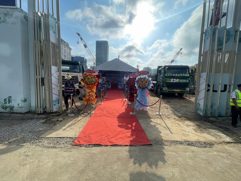 Thảm đỏ giúp không gian trở nên trang trọng, chuyên nghiệp sai-gon-light-event-van-hanh-le-khoi-cong-tai-phu-my-hung_2