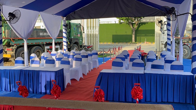 Bàn ghế khách mời tone xanh dương sai-gon-light-event-van-hanh-le-khoi-cong-tai-phu-my-hung_3