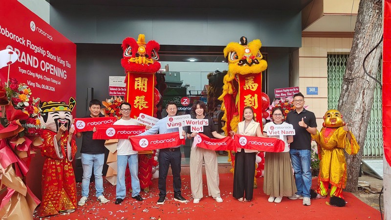 Đại diện thương hiệu và khách mời lưu lại hình ảnh trong ngày khai trương. roborock/khai-truong-roborock-flagship-store-vung-tau-2026_11