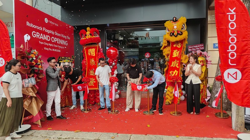 Đại diện thương hiệu thực hiện nghi thức cắt băng khai trương cửa hàng. roborock/khai-truong-roborock-flagship-store-vung-tau-2026_12