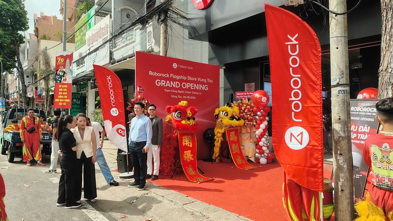 Khu vực cửa chính được trang trí nổi bật nhưng vẫn giữ lối di chuyển thông thoáng. roborock/khai-truong-roborock-flagship-store-vung-tau-2026_25