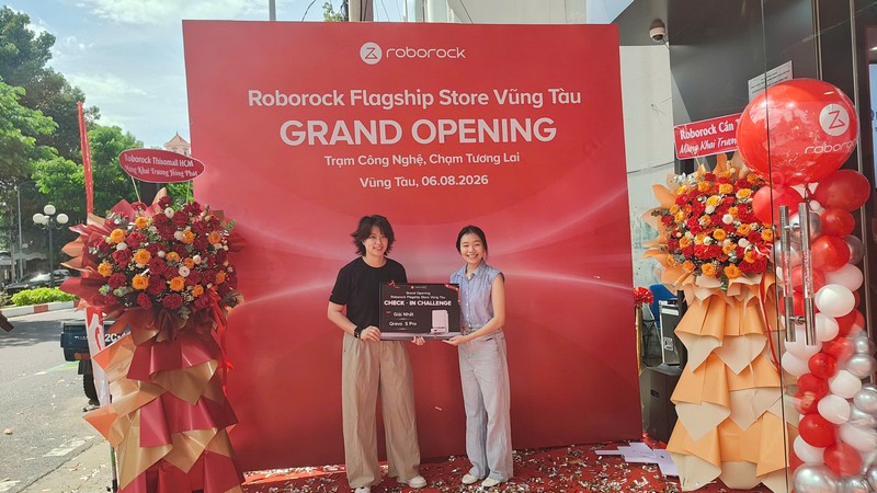Khách hàng nhận quà trong hoạt động check-in tại sự kiện. roborock/khai-truong-roborock-flagship-store-vung-tau-2026_5