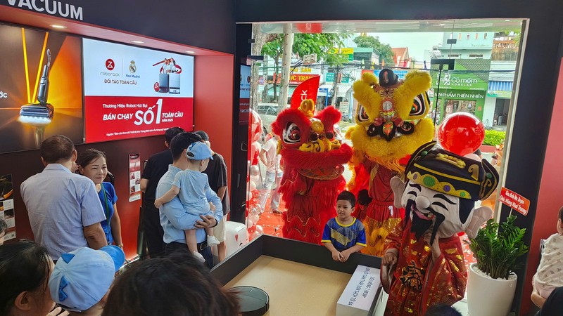 Khách hàng và gia đình giao lưu, chụp ảnh cùng đội múa lân. roborock/khai-truong-roborock-flagship-store-vung-tau-2026_8