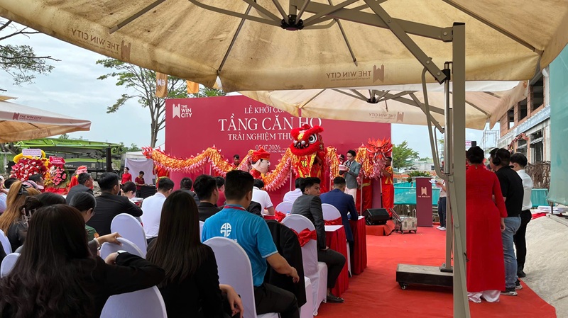 Đội lân xuất hiện trong phần khai màn Lễ khởi công The Win City. doi-lan-khai-man-le-khoi-cong-the-win-city