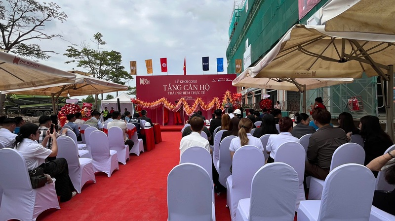 Khách mời theo dõi màn lân và dàn múa rồng trước sân khấu. khach-moi-theo-doi-lan-mua-rong-the-win-city