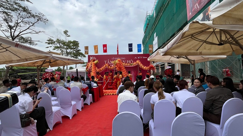 Lân và dàn múa rồng phối hợp tạo nên phần biểu diễn giàu năng lượng. lan-ket-hop-dan-mua-rong-the-win-city