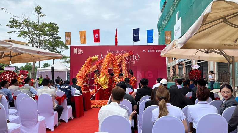 Những chuyển động linh hoạt của đội lân thu hút sự theo dõi của khách mời. man-lan-soi-dong-tai-le-khoi-cong-the-win-city