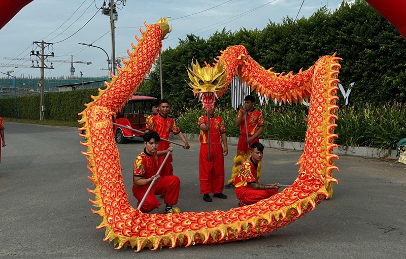 Dàn múa rồng tạo nên hình ảnh nổi bật ngay tại công trường dự án. man-mua-rong-tai-cong-truong-the-win-city