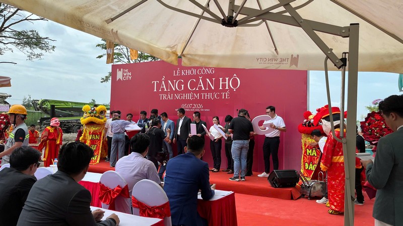 Đại diện các đơn vị cùng tham gia nghi thức lắp ghép dòng chữ “TRUE LIVING”. dai-dien-lap-ghep-true-living-the-win-city