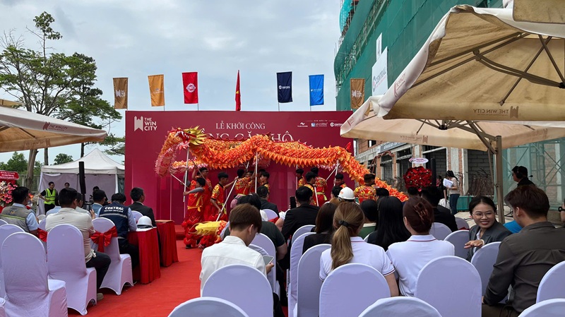 Toàn cảnh màn biểu diễn trong không gian Lễ khởi công The Win City. toan-canh-man-lan-mua-rong-the-win-city