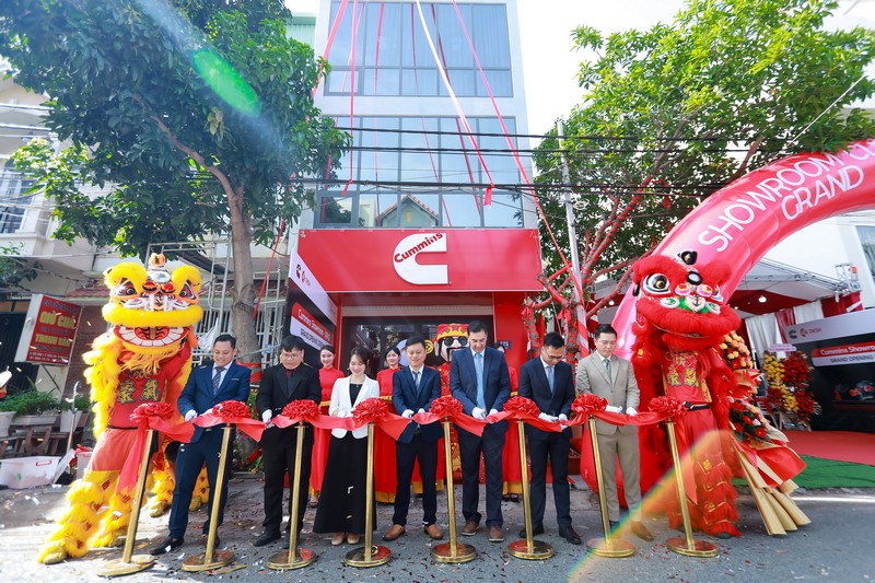 Không gian showroom được chuẩn bị để đón khách trong ngày ra mắt. nghi-thuc-cat-bang-khai-truong-showroom-cummins_1.jpg