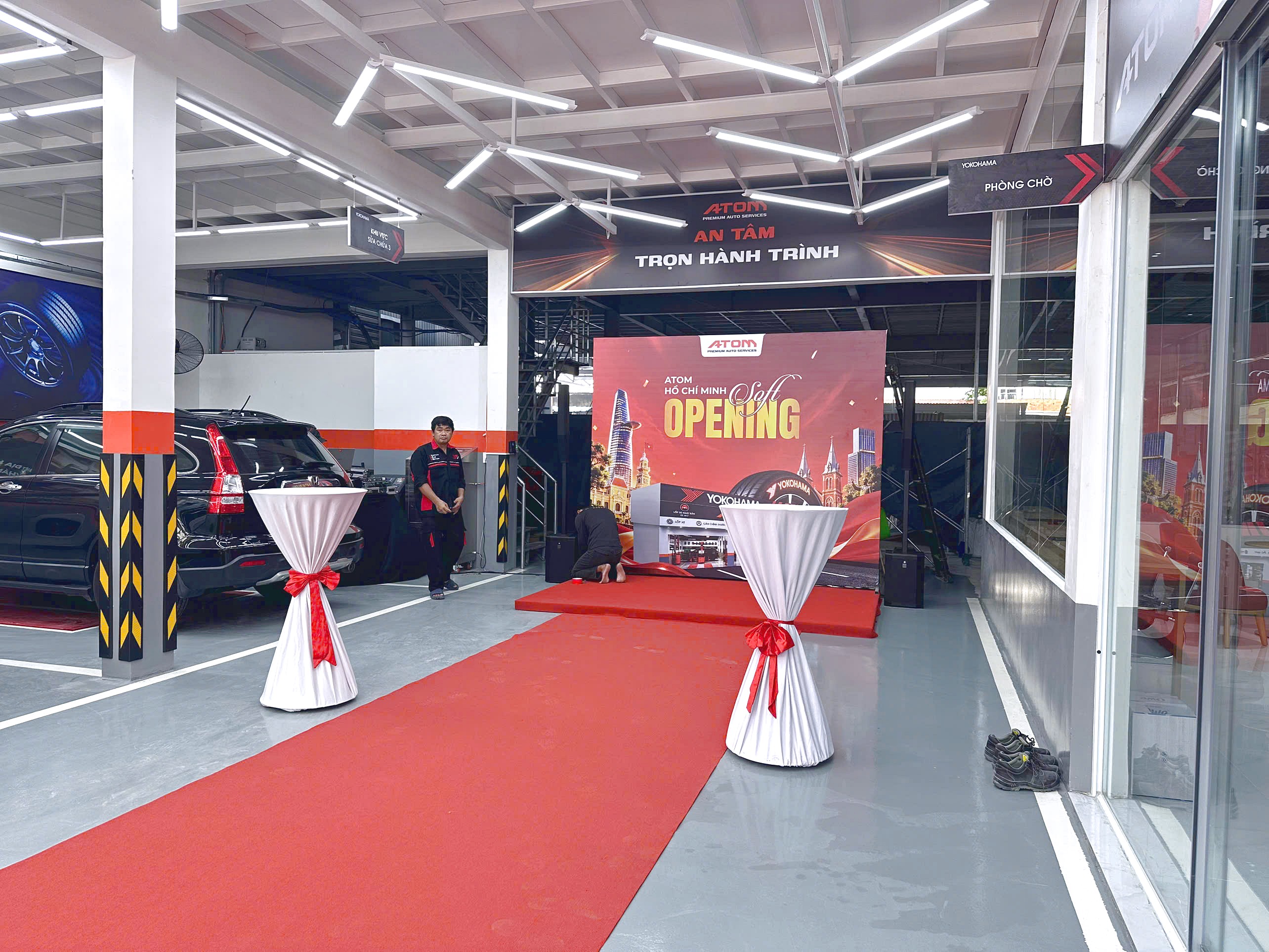 Không gian Soft Opening ATOM Hồ Chí Minh tại trung tâm dịch vụ ô tô. sai-gon-light-event-cung-cap-thiet-bi-khai-truong-atom-ho-chi-minh_1.jpg