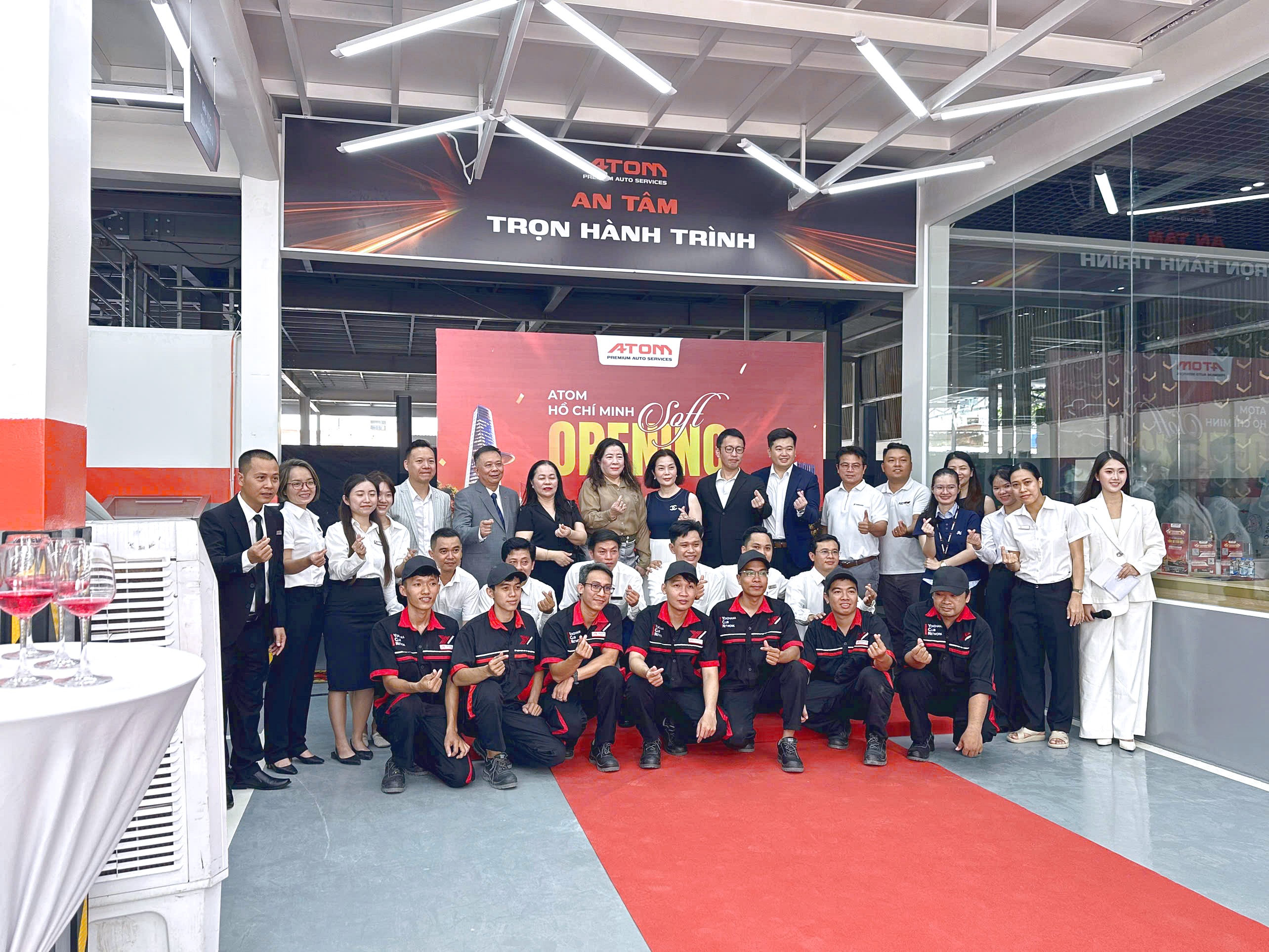 Khách mời cùng lưu lại hình ảnh tại không gian ra mắt ATOM. sai-gon-light-event-cung-cap-thiet-bi-khai-truong-atom-ho-chi-minh_2.jpg