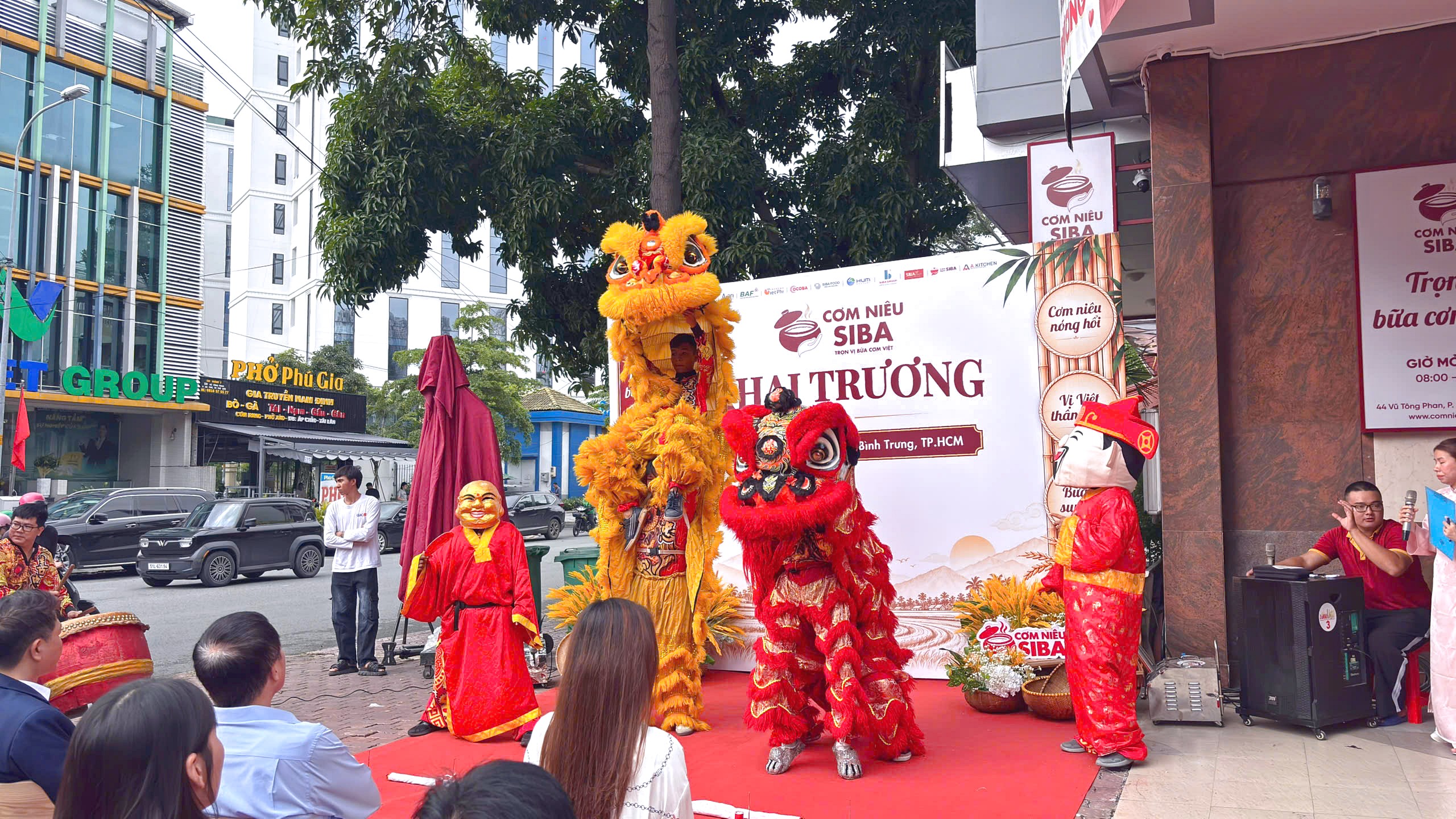 Hình ảnh lân tại chương trình khai trương nhà hàng Cơm Niêu SIBA. sai-gon-light-event-cung-cap-thiet-bi-khai-truong-nha-hang_14.jpg